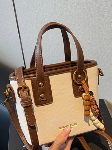 Sac Seau de Mode pour Femmes en Cuir PU Surpiqûres Sac à Bandoulière Avec Pendentif en Perles Sac à Main Simple Urbain