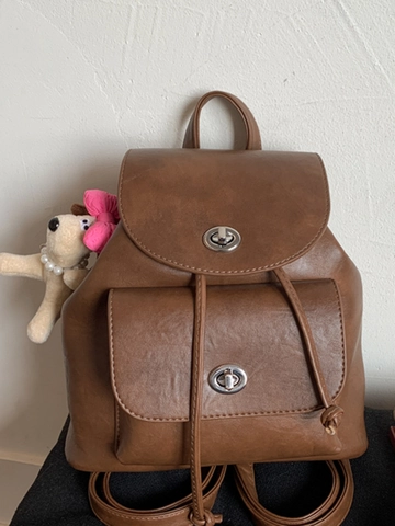 Zaino in Pelle PU American Vintage per Donna Grande Capacità Retrò Street Style Borsa da Viaggio Con Fibbia in Metallo e Pendente di Peluche