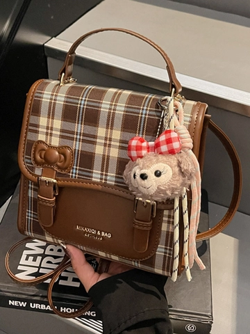 Retro Karomuster Patchwork Rucksack Für Damen Mode PU Leder Kleine Handtasche Mit Plüschanhänger Preppy Stil College Schultasche