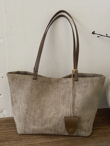 Bolso de Mano de Gamuza de Gran Capacidad Bolso de Hombro Vintage Mate Bolso de Trabajo Urbano Niche Con Colgante de Cuero para Mujer