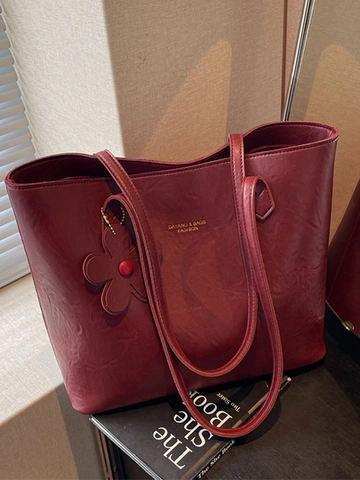 Women Large Capacity PU Leather Tote Bag Retro Oil Wax Skin Shoulder Bag For Commute Minimalist Underarm Bag With Flower Charm