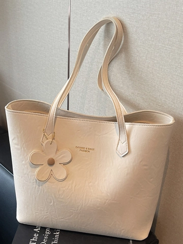 Women Large Capacity PU Leather Tote Bag Retro Oil Wax Skin Shoulder Bag For Commute Minimalist Underarm Bag With Flower Charm