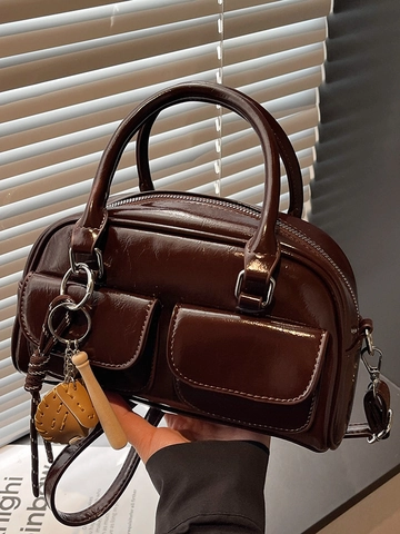 Bolso Boston de Cuero PU Brillante para Mujer Doble Bolsillo Delantero Bolso de Hombro Cruzado Con Colgante de Béisbol Color Sólido
