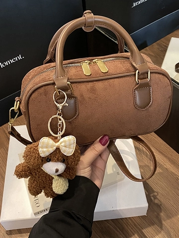 Borsa Boston in Camoscio Vintage per Donna Borsa a Tracolla Minimalista Con Simpatico Ciondolo Orsetto di Peluche Hardware in Metallo Dorato