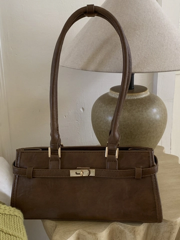 Sac à Épaule Sous le Bras Rétro Minimaliste pour Femmes en Cuir PU Mode Surpiqûres avec Pendentif Ours en Peluche