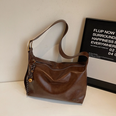 Bolso Tote de Cuero PU Retro para Mujer de Gran Capacidad Bolso de Hombro Hobo de Moda con Colgante de Metal para el Día a Día Bolso Versátil