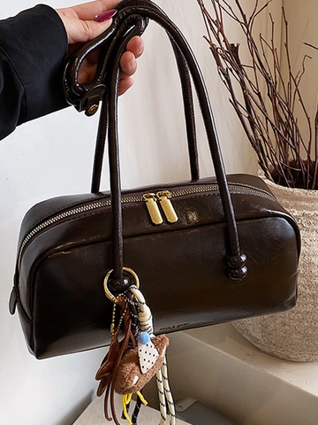 Sac Bowling en Cuir PU Rétro pour Femmes Minimaliste Urbain Couleur Unie Sac à Épaule sous le Bras Avec Pendentif Ours en Peluche