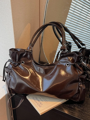 Retro Glänzende PU Leder Schultertasche Für Damen Große Kapazität Kordelzug Tote Y2K Moto Stil Achseltasche Alltag Pendeln