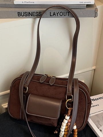Bolso de Hombro Boston Retro para Mujer Cuero PU Textura Esmerilada Costuras en Contraste Con Colgante de Cuentas Bolso de Axila