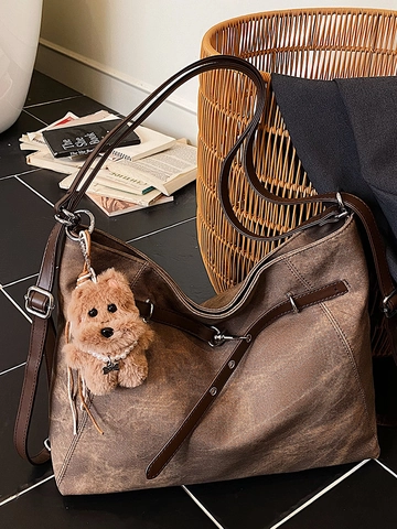Grand Sac Fourre-Tout en Cuir PU pour Femmes Sac à Bandoulière Vintage Lavé Sac Hobo Décontracté Avec Pendentif Ours pour Travail Quotidien