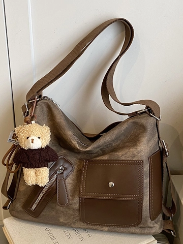 Sac Fourre-tout en Cuir PU Vintage Grande Capacité pour Femmes Sac à Épaule Patchwork Avec Pendentif Ours Sac à Dos Tendance pour Navetteurs