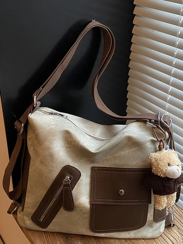 Sac Fourre-tout en Cuir PU Vintage Grande Capacité pour Femmes Sac à Épaule Patchwork Avec Pendentif Ours Sac à Dos Tendance pour Navetteurs