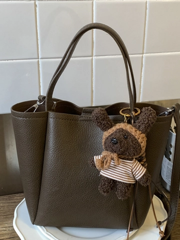 Sac à Épaule Femme en Cuir PU à Texture Litchi Rétro Sac à Main Grande Capacité Avec Pendentif Ours au Crochet Tote
