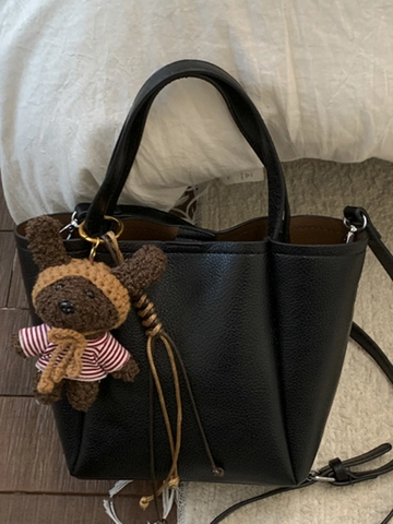 Sac à Épaule Femme en Cuir PU à Texture Litchi Rétro Sac à Main Grande Capacité Avec Pendentif Ours au Crochet Tote