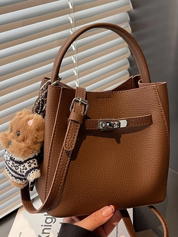 Sac Seau en Cuir PU pour Femmes Minimaliste Motif Litchi Sac à Main Avec Pendentif Ours Sac Bandoulière pour Trajet Quotidien