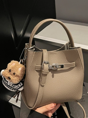 Sac Seau en Cuir PU pour Femmes Minimaliste Motif Litchi Sac à Main Avec Pendentif Ours Sac Bandoulière pour Trajet Quotidien