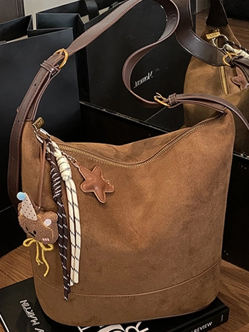 Große Kapazität PU Wildleder Beuteltasche Damen Retro Hobo Umhängetasche Casual Pendler Tote Mit Süßem Bärenanhänger