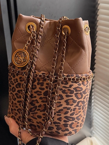 Dames Suède Luipaardprint Bucket Bag Gewatteerde Splitsing Mode Schoudertas Met Metalen Ketting Strap Dagelijkse Pendeltas