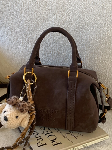Bolso de Hombro Boston de Cuero PU Vintage para Mujer Retro Color Sólido Letras Grabadas Bolso de Mano Cruzado Con Colgante de Oso Bolso de Asa Superior