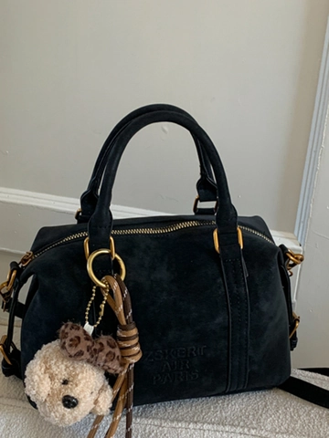 Bolso de Hombro Boston de Cuero PU Vintage para Mujer Retro Color Sólido Letras Grabadas Bolso de Mano Cruzado Con Colgante de Oso Bolso de Asa Superior