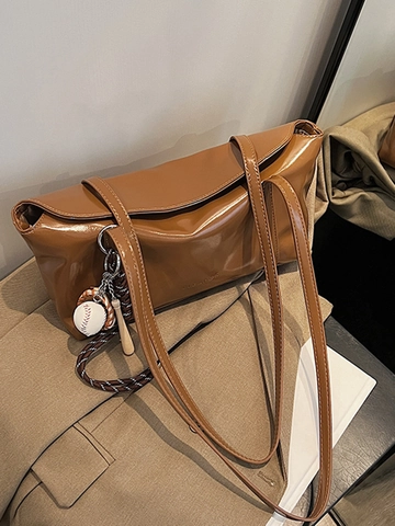 Bolso de Hombro de Cuero PU Brillante para Mujer Bolso de Axila Retro Minimalista Bolso Tote de Gran Capacidad con Colgante de Béisbol