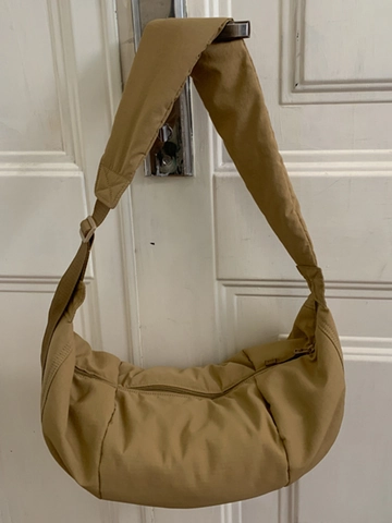 Große Kapazität Gepolsterte Nylon Schultertasche Für Damen Breiter Gurt Plissierte Halbmond Dumpling Tasche Alltag Pendeln