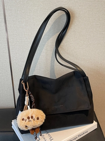Bolso de Hombro de Gamuza Vintage para Mujer Gran Capacidad Color Sólido Bolso Tote Con Colgante de Peluche Costuras Minimalista Urbano Bolso de Mano
