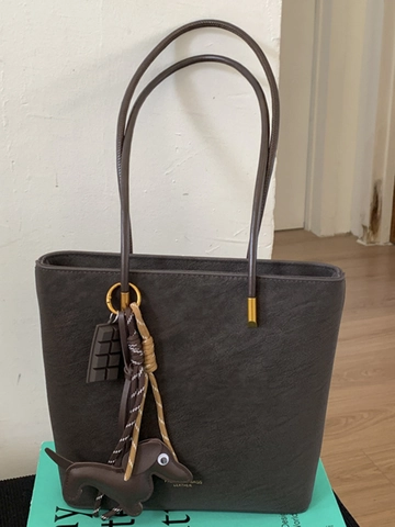 Retro Women Frosted PU Leather Bucket Bag Minimalist Solid Color Shoulder Bag With Dachshund Charm Versatile Commuter Handbag