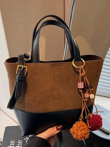 Dames Retro Suède Emmer Tas Contrastkleur Patchwork Schoudertas Crossbody Tas Met Mini Tasje En Pompon Hanger Mode Tas