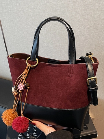 Dames Retro Suède Emmer Tas Contrastkleur Patchwork Schoudertas Crossbody Tas Met Mini Tasje En Pompon Hanger Mode Tas