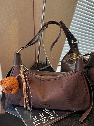 Sac à Bandoulière Femme Vintage en Cuir PU Épissage Mode Hobo Sac sous le Bras Sac Messenger Polyvalent Avec Pendentif Ours