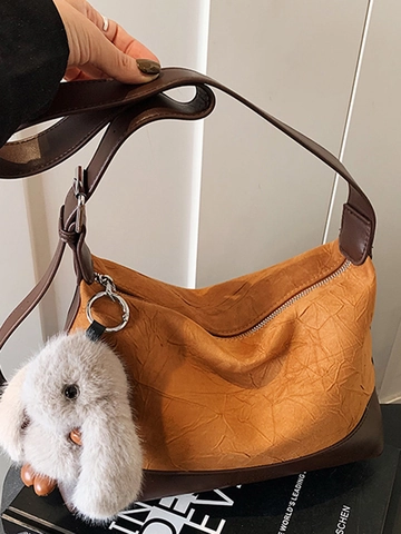 Grand Sac à Épaule Plissé en Suède PU pour Femmes Minimaliste Rétro Décontracté Sac Bandoulière Avec Pendentif en Peluche
