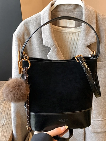 Bolso de Cubo para Mujer Minimalista Retro PU Gamuza Sintética Bolso de Hombro de Empalme Con Hebilla Magnética Colgante de Bola de Peluche