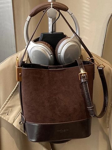 Bolso de Cubo para Mujer Minimalista Retro PU Gamuza Sintética Bolso de Hombro de Empalme Con Hebilla Magnética Colgante de Bola de Peluche