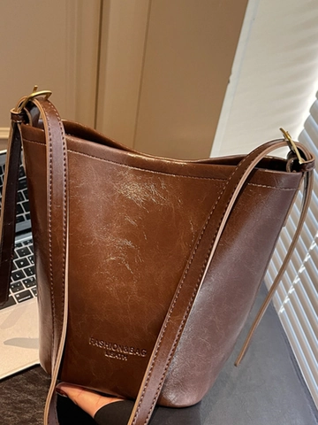 Women PU Leather Bucket Bag Minimalist Large Capacity Shoulder Bag Retro Urban Fashion Solid Color Handbag Daily Commuting Tote Bag