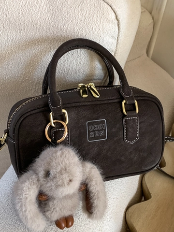 Petit Sac à Main Carré Rétro en Cuir PU Style Bowling pour Femmes Avec Pendentif Lapin en Peluche Bandoulière Réglable Pur Semplice