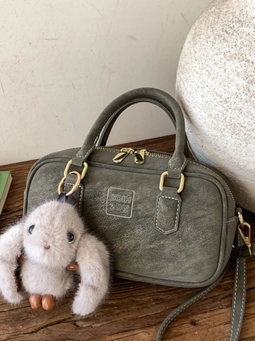 Petit Sac à Main Carré Rétro en Cuir PU Style Bowling pour Femmes Avec Pendentif Lapin en Peluche Bandoulière Réglable Pur Semplice