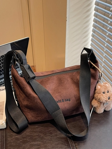 Bolso de Hombro de PU Efecto Ante de Gran Capacidad para Mujer Bolso Hobo Simple Con Colgante de Peluche Bolso Casual