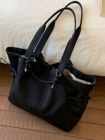 Große Nylon-Tote-Tasche für Damen mit Kordelzugtaschen und Knotengriffen. Ideal für Reisen und Alltag im schlichten urbanen Design