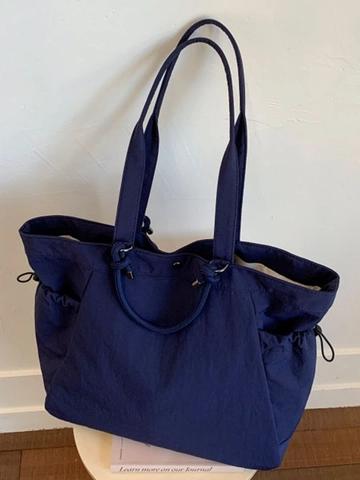 Große Nylon-Tote-Tasche für Damen mit Kordelzugtaschen und Knotengriffen. Ideal für Reisen und Alltag im schlichten urbanen Design