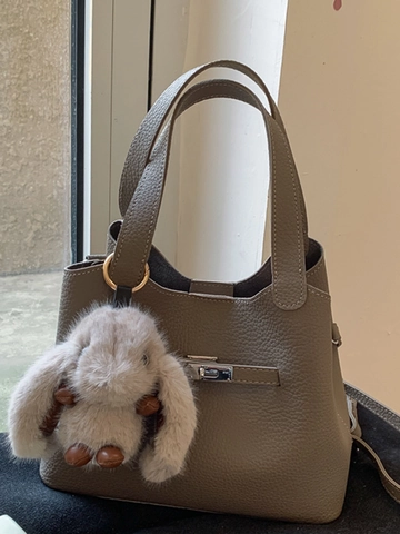 Women Retro Lychee Pattern PU Leather Bucket Bag With Rabbit Charm Minimalist Shoulder Crossbody Handbag Stylish Winter Solid Color Bag