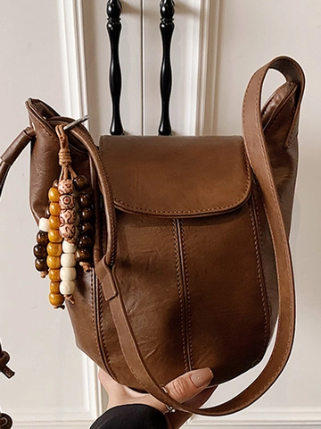 Sac Seau en Cuir PU Vintage pour Femmes Sac à Bandoulière Simple Rétro Avec Pendentif en Perles Sac à Main Messenger Élégant pour Femme Urbaine