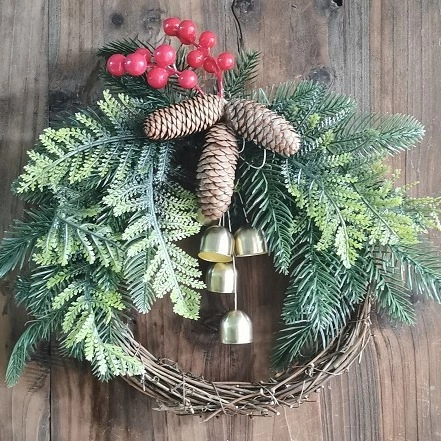 Plastic Kerstkrans Met Dennenappels Metalen Bellen Rode Bessen Decoratieve Feestelijke Muur Opknoping Slinger Voor Voordeur Vakantie Ornament