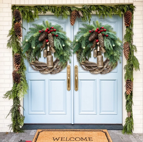 Plastic Kerstkrans Met Dennenappels Metalen Bellen Rode Bessen Decoratieve Feestelijke Muur Opknoping Slinger Voor Voordeur Vakantie Ornament