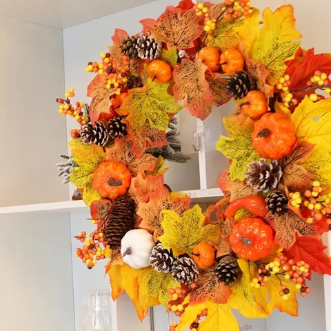 Ghirlanda di Foglie d'Acero e Zucca Simulata per Autunno Ringraziamento Halloween per Porta d'Ingresso Decorazione Domestica Con Pigne Naturali Bacche Grande Ornamento Sospeso