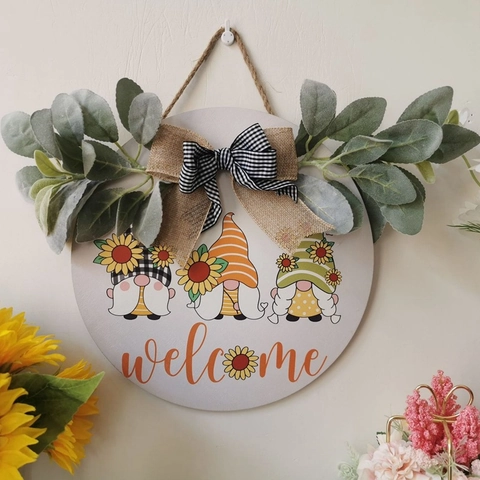 Targa di Benvenuto in Legno con Gnomi e Girasoli Decorata con Fiocco di Iuta e Verde Per La Decorazione di Pareti e Porte
