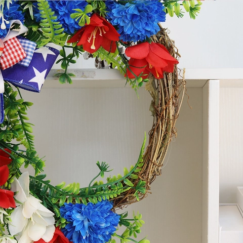 Ghirlanda Artificiale del Giorno dell'Indipendenza Ghirlanda Patriottica con Bandiera Americana Stelle Strisce Fiocco Fiori Rossi Bianchi Blu Decorazione da Parete per Porta