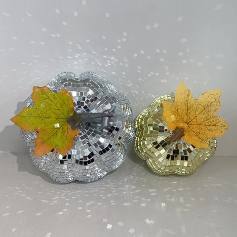 Handmade Disco Ball Mirror Pumpkin Ornament With Artificial Maple Leaf Glass Mosaic Pumpkin Halloween Party Home Decoration