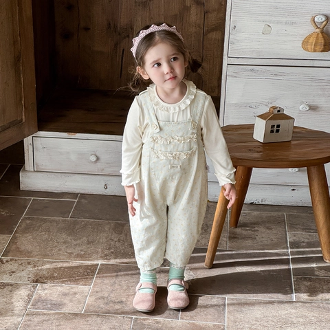Set Due Pezzi Bimba Primavera Pantaloni con Bretelle Floreali Camicia in Cotone a Maniche Lunghe con Colletto in Pizzo