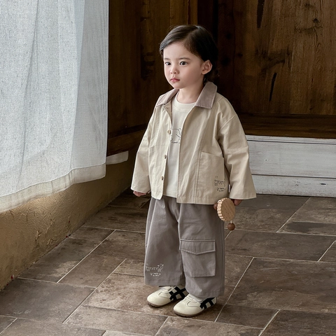 Ensemble Trois Pièces pour Garçonnets Printemps Veste en Coton à Revers T-Shirt Imprimé et Pantalon Cargo Tenue Décontractée